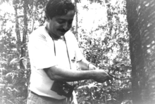 Chico Mendes mostra come si estrae il lattice da un albero della gomma (foto di Miranda Smith da Wikimedia Commons).